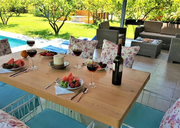 Villa Stonehouse-2 *