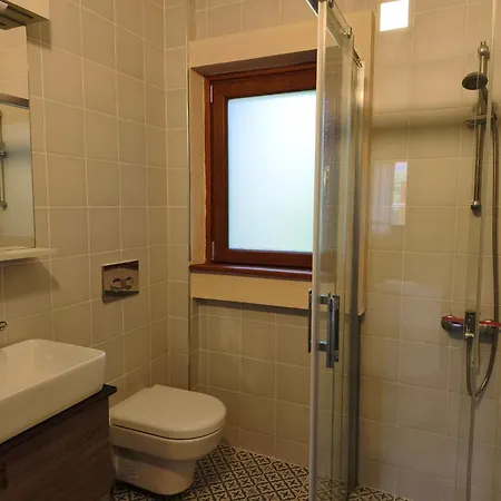 Villa Stonehouse-2 *